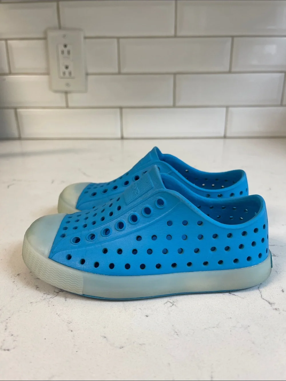 Native Jefferson Sugarlite Glow - Wave Blue / Glow Kids Water Shoes Size 9